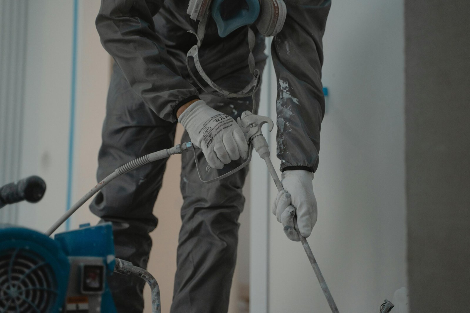 Respirador para pintor em obra com equipamento de proteção completo